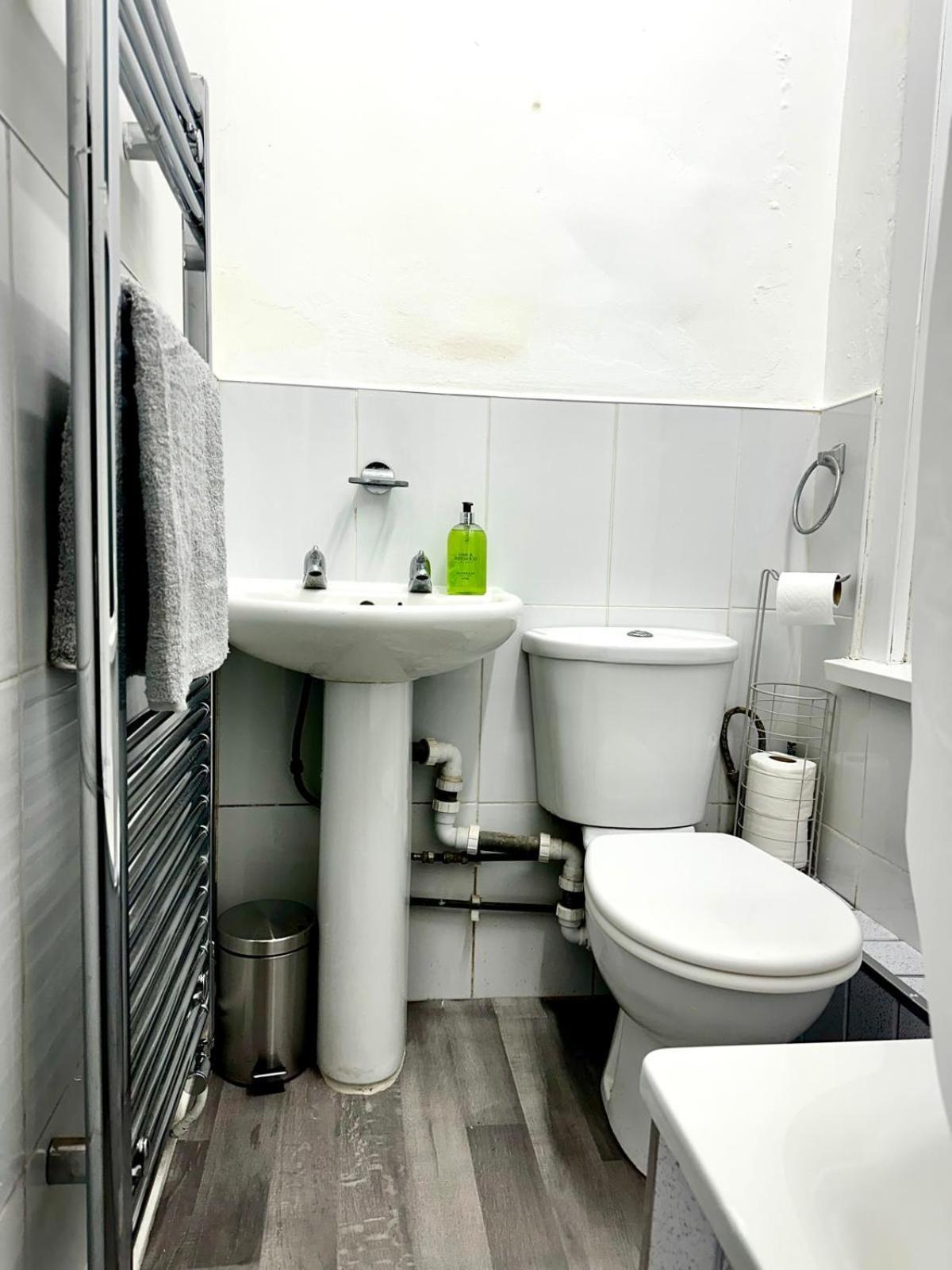 Serviced 4 Bed 2 Bath Manor Park House Appartement Londen