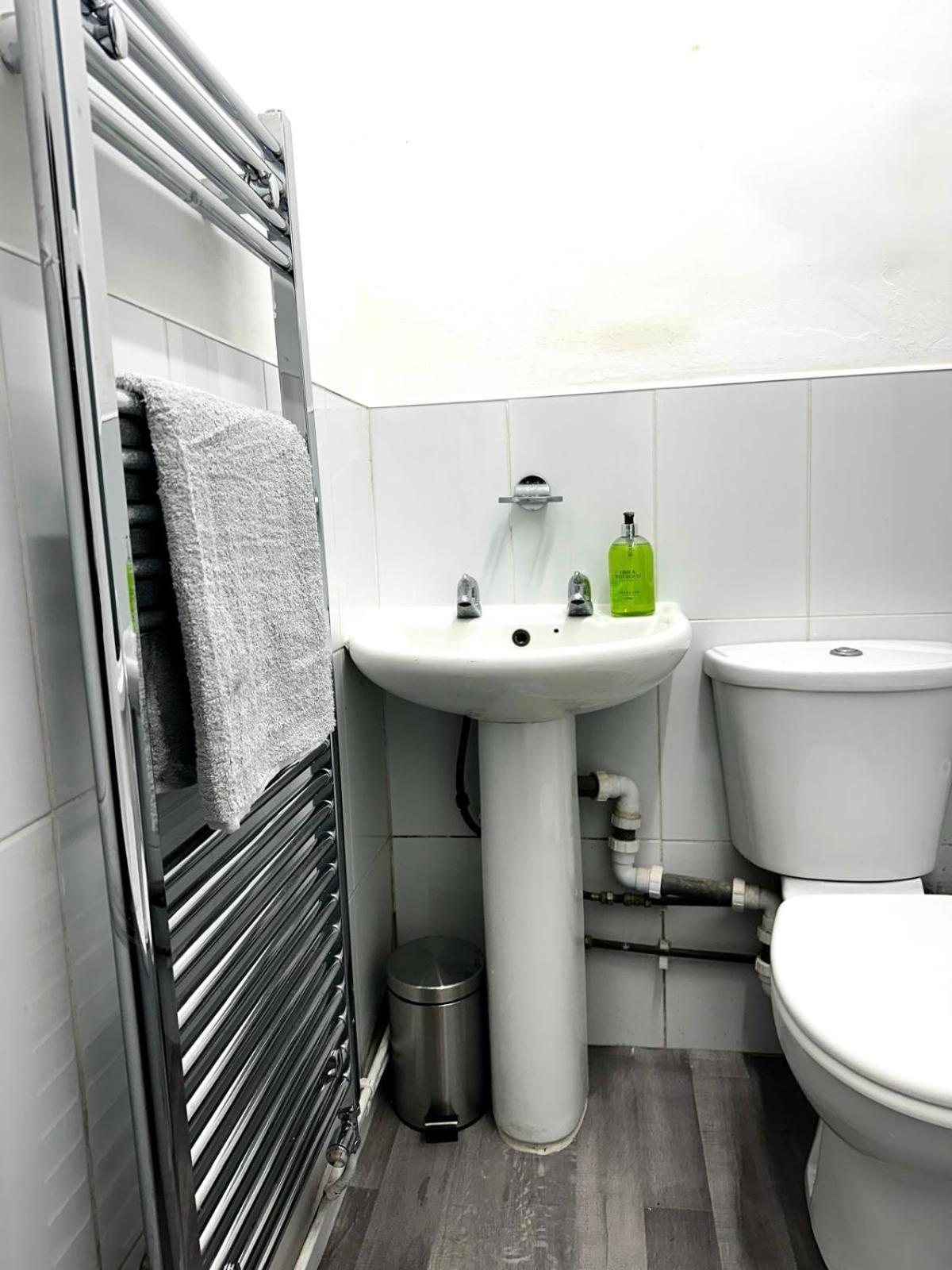 Serviced 4 Bed 2 Bath Manor Park House * Londen