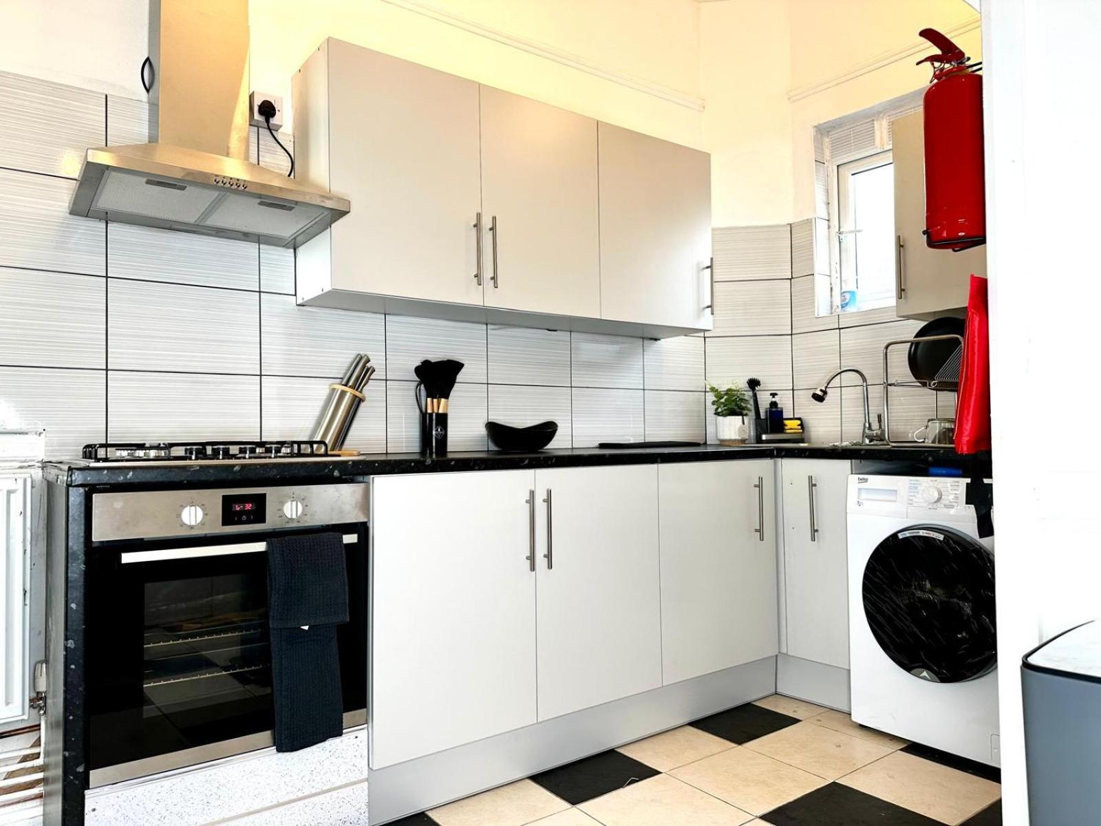 Serviced 4 Bed 2 Bath Manor Park House *
