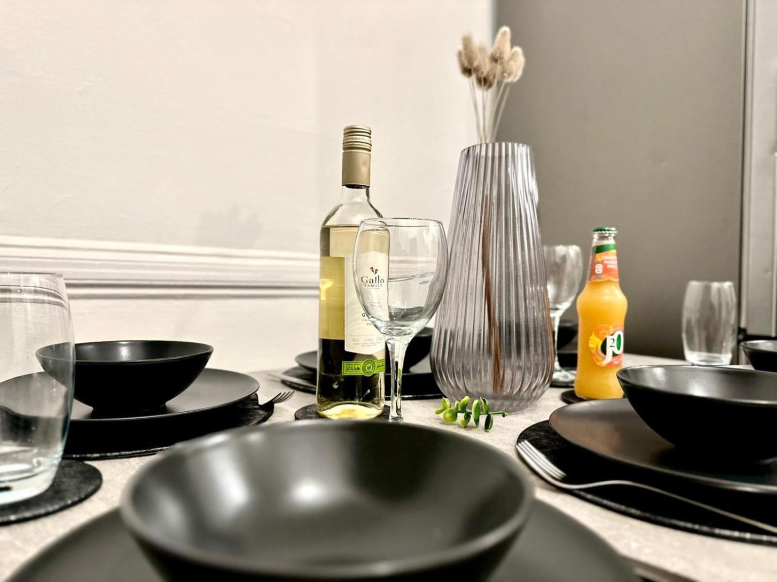 Appartement Serviced 4 Bed 2 Bath Manor Park House Londen