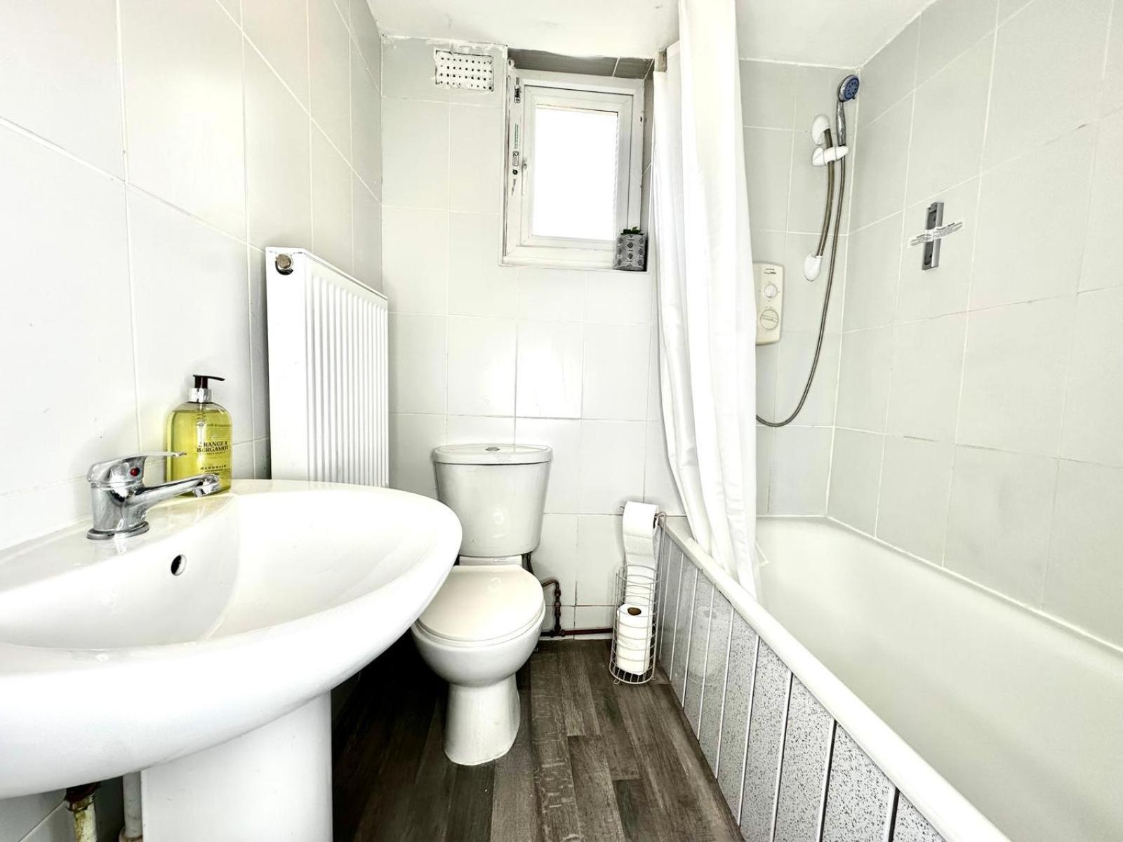 Serviced 4 Bed 2 Bath Manor Park House Appartement