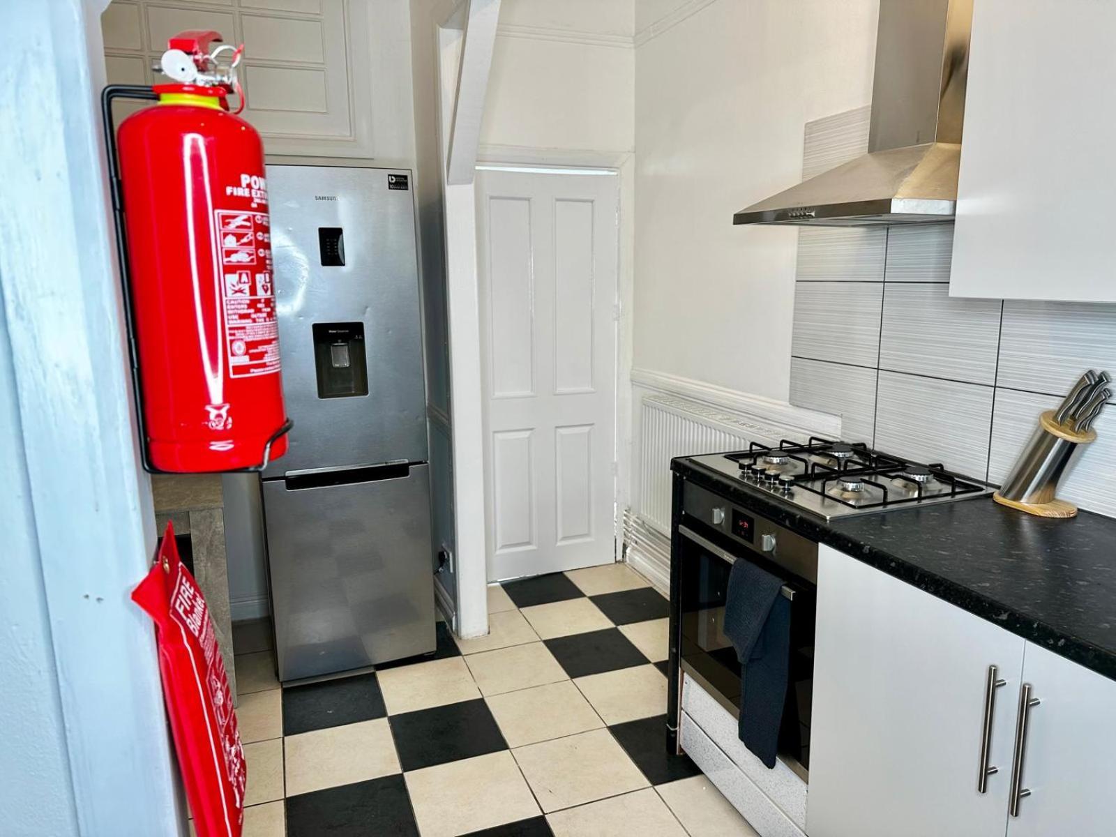 Serviced 4 Bed 2 Bath Manor Park House Appartement *