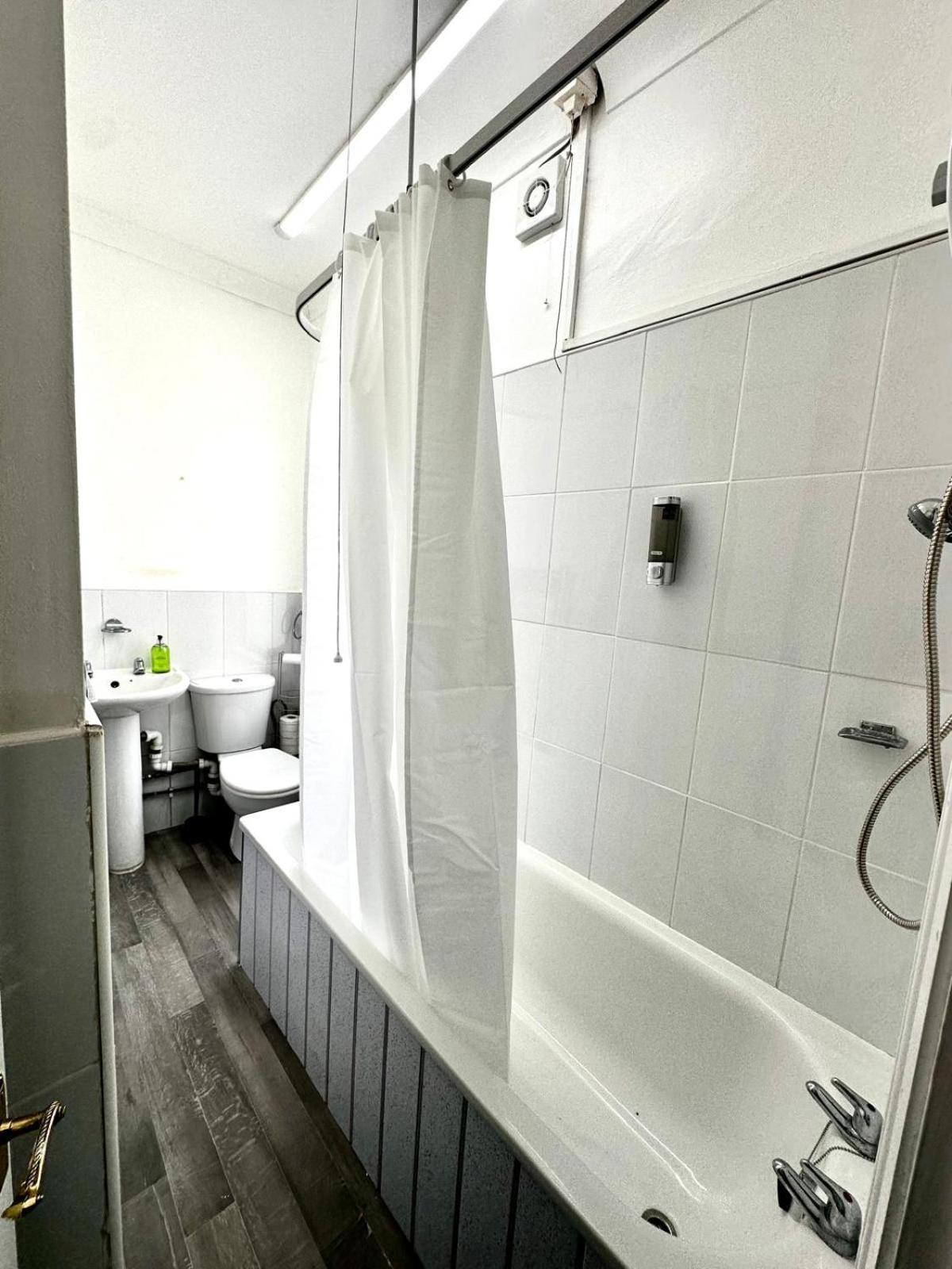 Appartement Serviced 4 Bed 2 Bath Manor Park House *