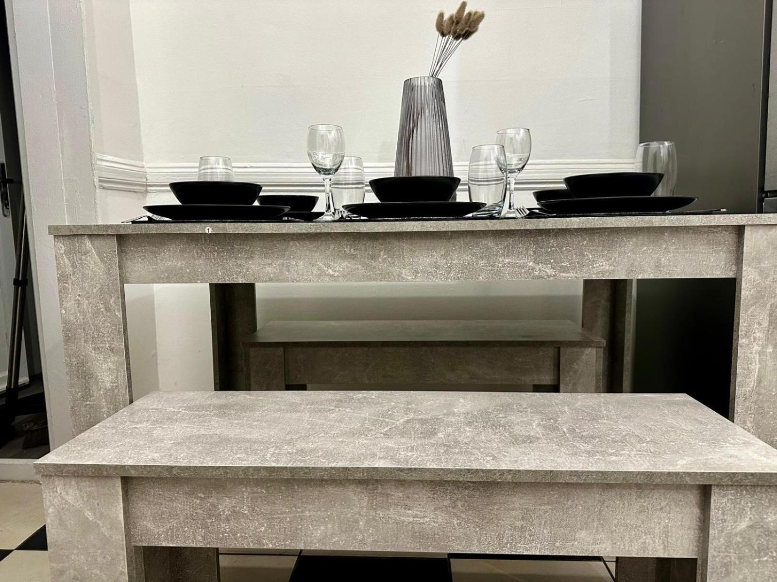 Serviced 4 Bed 2 Bath Manor Park House Appartement Londen