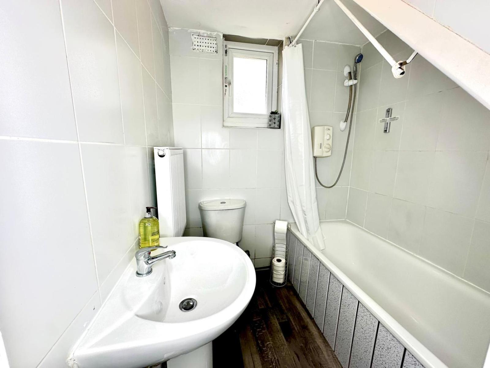 Serviced 4 Bed 2 Bath Manor Park House Londen