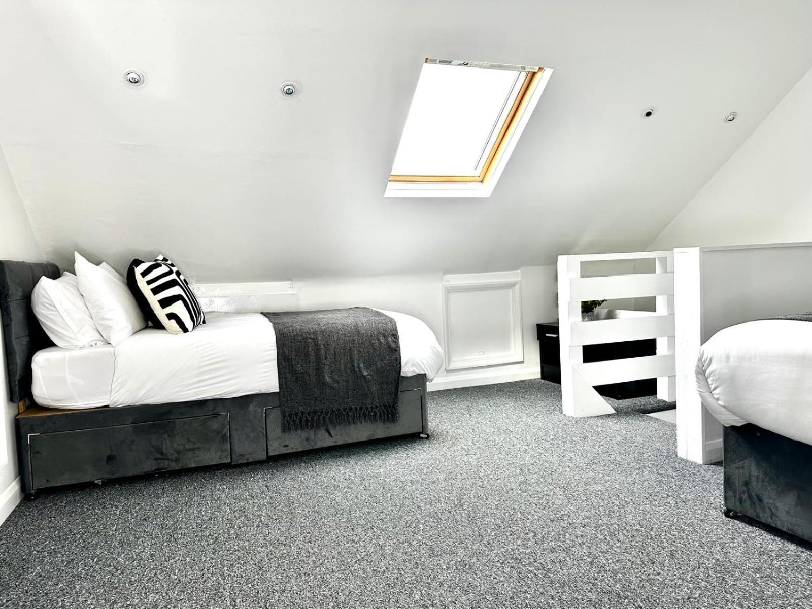 Serviced 4 Bed 2 Bath Manor Park House * Londen