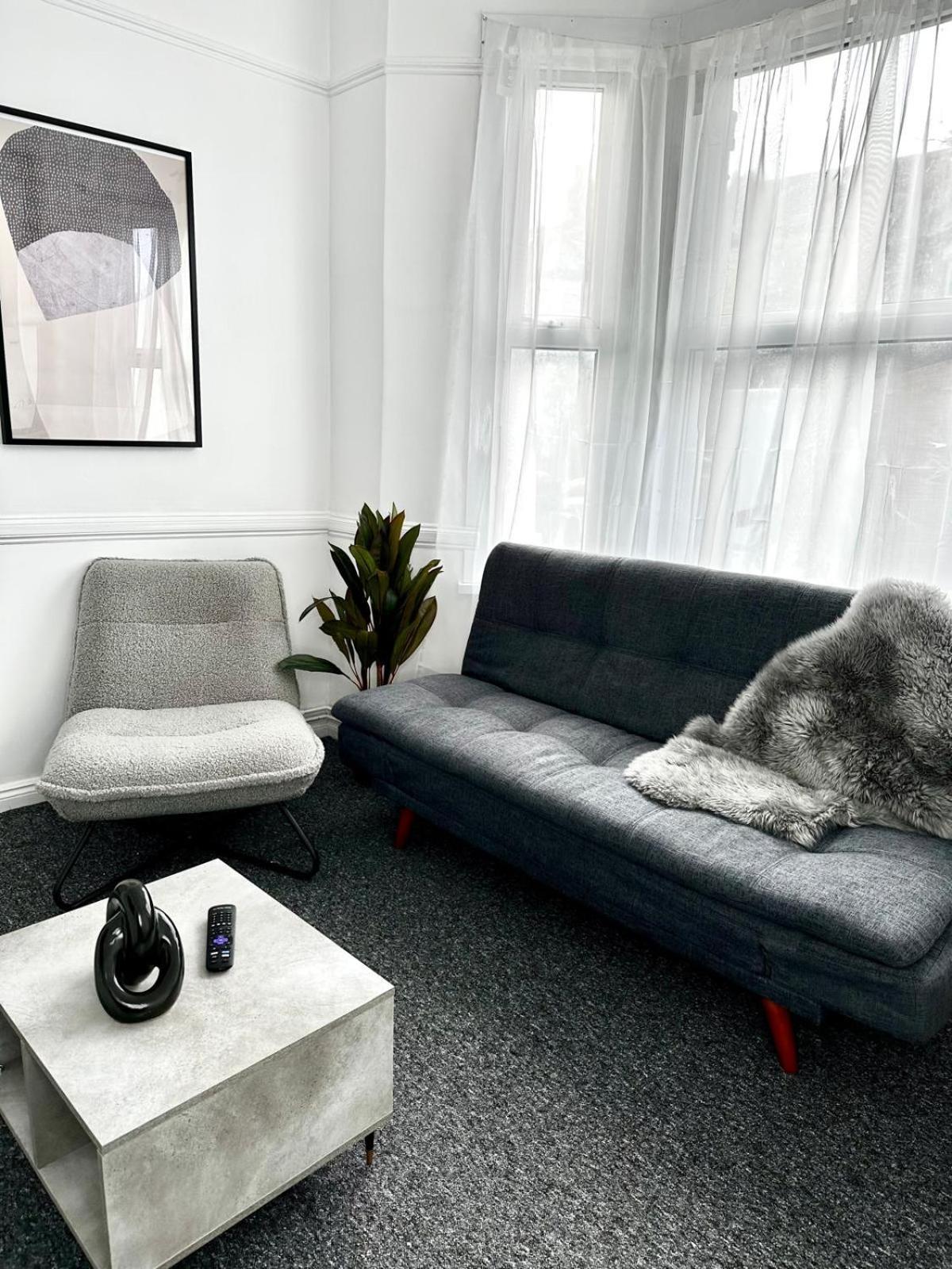 Appartement Serviced 4 Bed 2 Bath Manor Park House