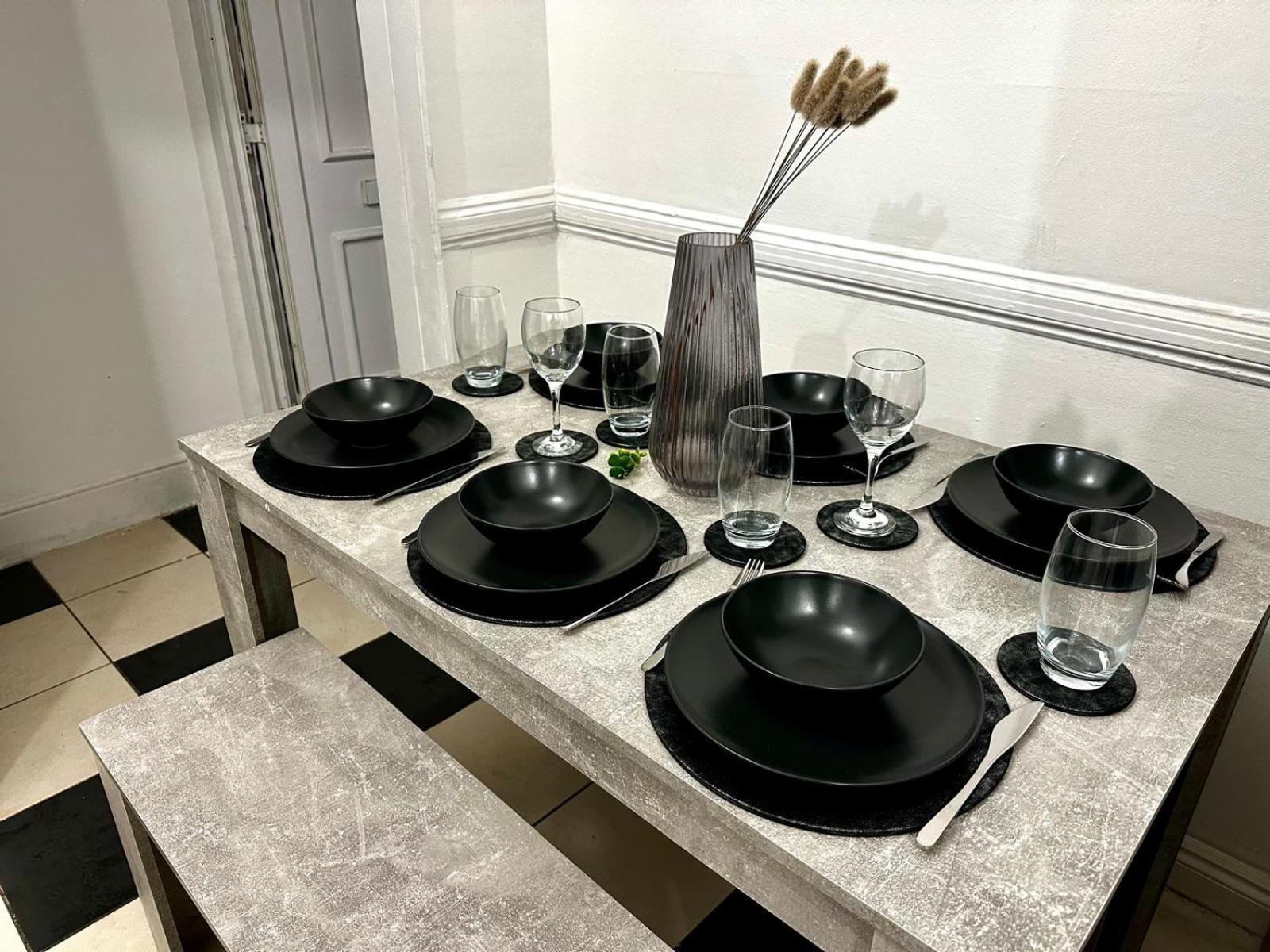 Serviced 4 Bed 2 Bath Manor Park House * Londen