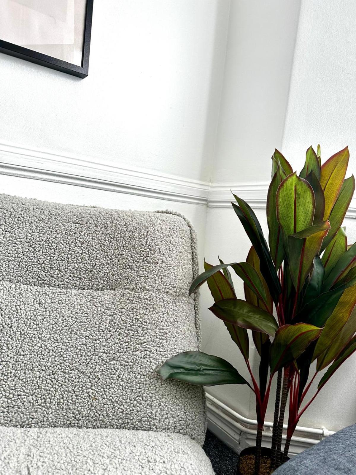 Serviced 4 Bed 2 Bath Manor Park House Londen