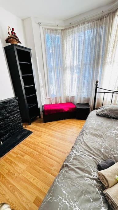 3 Bed House East * Londen