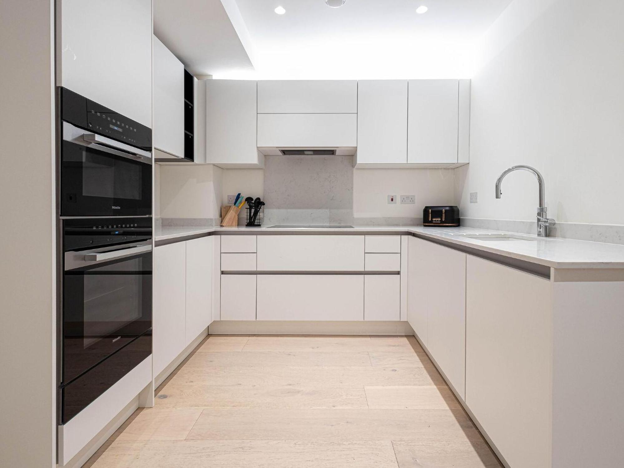 Apartamento The Arches Luxurious Three Bedroom Close To Hampstead Heath With Garden Balcony And Courtyard Londres