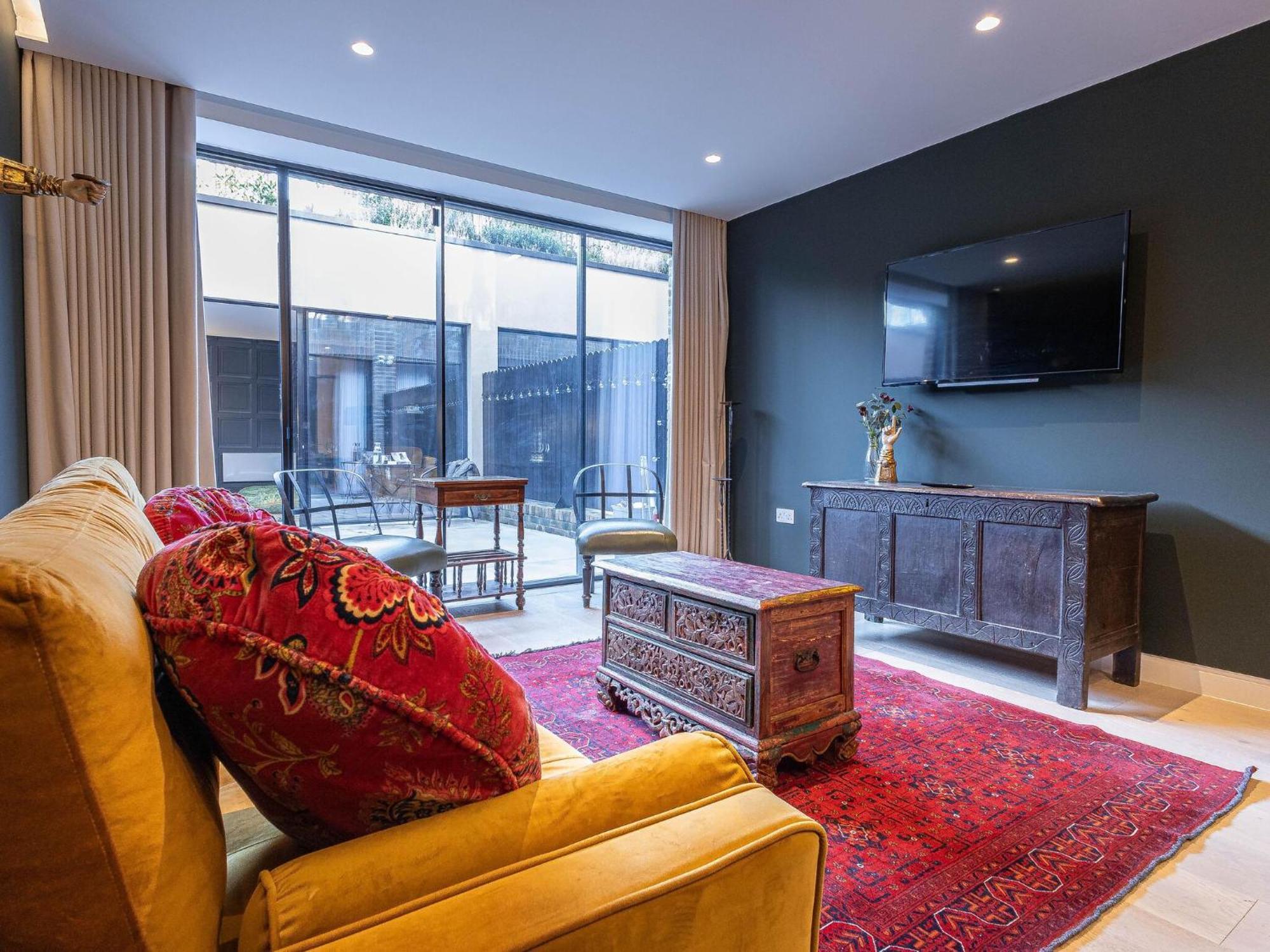 Apartamento The Arches Luxurious Three Bedroom Close To Hampstead Heath With Garden Balcony And Courtyard Londres