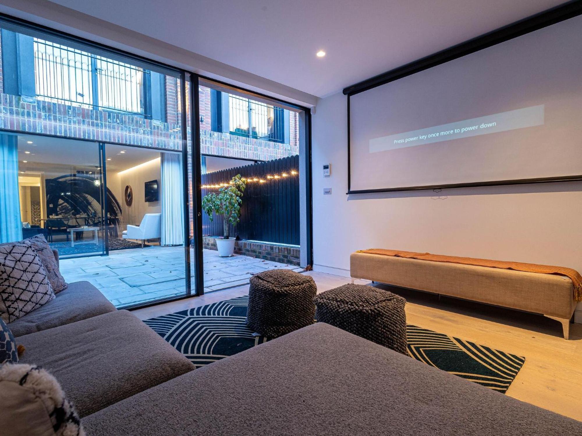 Apartamento The Arches Luxurious Three Bedroom Close To Hampstead Heath With Garden Balcony And Courtyard Londres