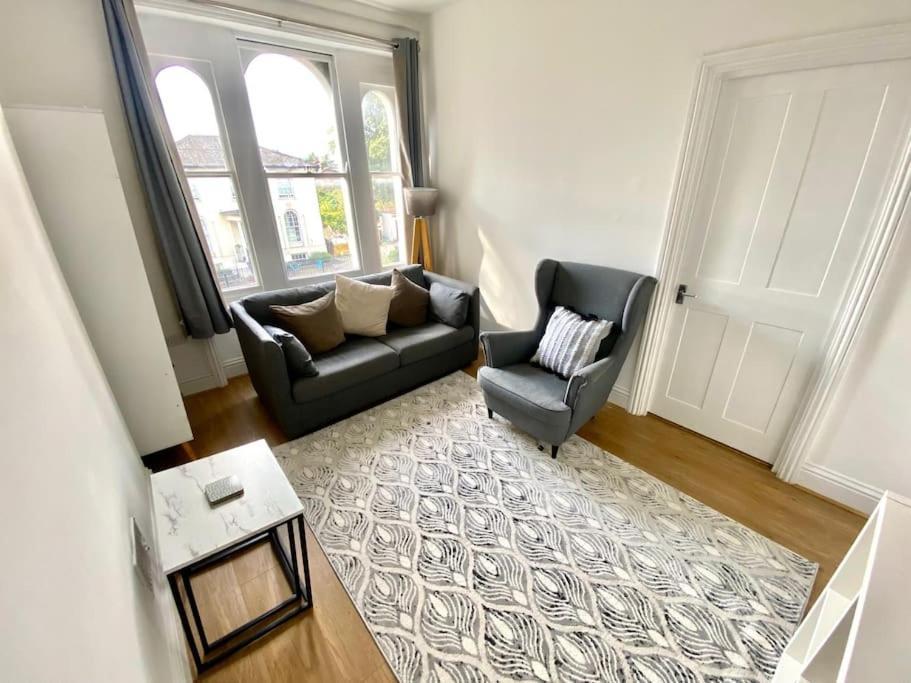 Flat 3 Gr 1 Bedroom 3 Mins Walk Mile End Station London