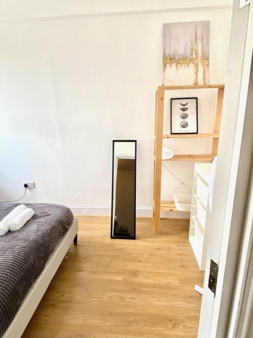 Flat 3 Gr 1 Bedroom 3 Mins Walk Mile End Station London