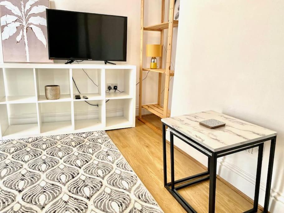 Flat 3 Gr 1 Bedroom 3 Mins Walk Mile End Station London