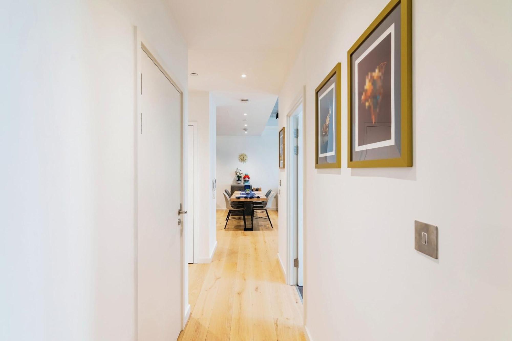 Apartment Chic 2 Bedroom Flat With Balcony London