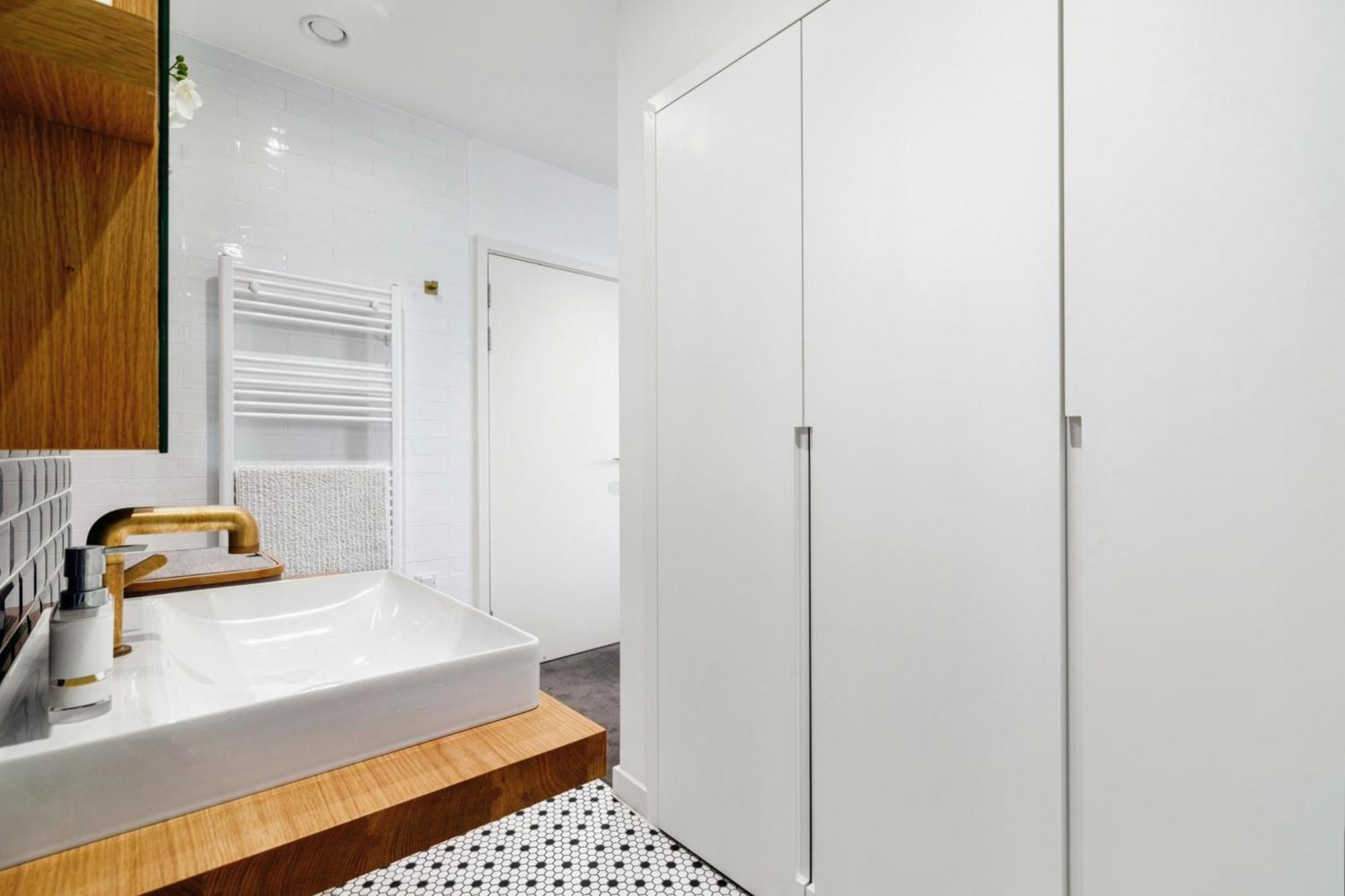 Chic 2 Bedroom Flat With Balcony Apartment London