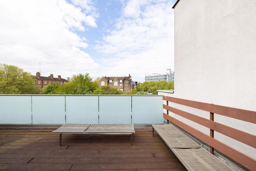 Modern 3 Bedroom Townhouse By Wild Roses * London
