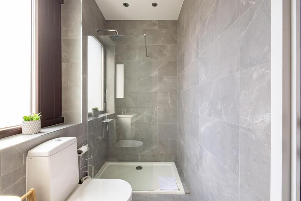 Modern 3 Bedroom Townhouse By Wild Roses Holiday home
