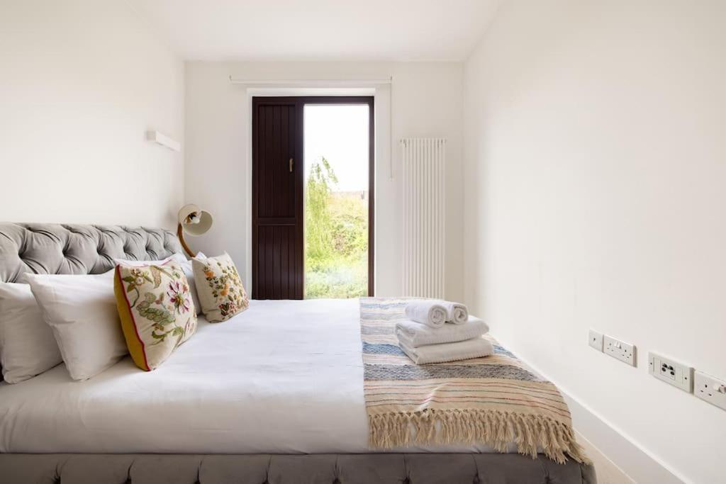 Modern 3 Bedroom Townhouse By Wild Roses Holiday home London