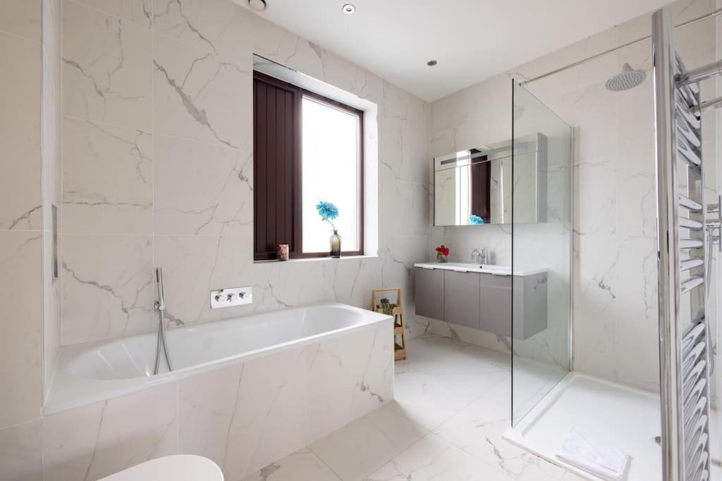 Modern 3 Bedroom Townhouse By Wild Roses Holiday home London