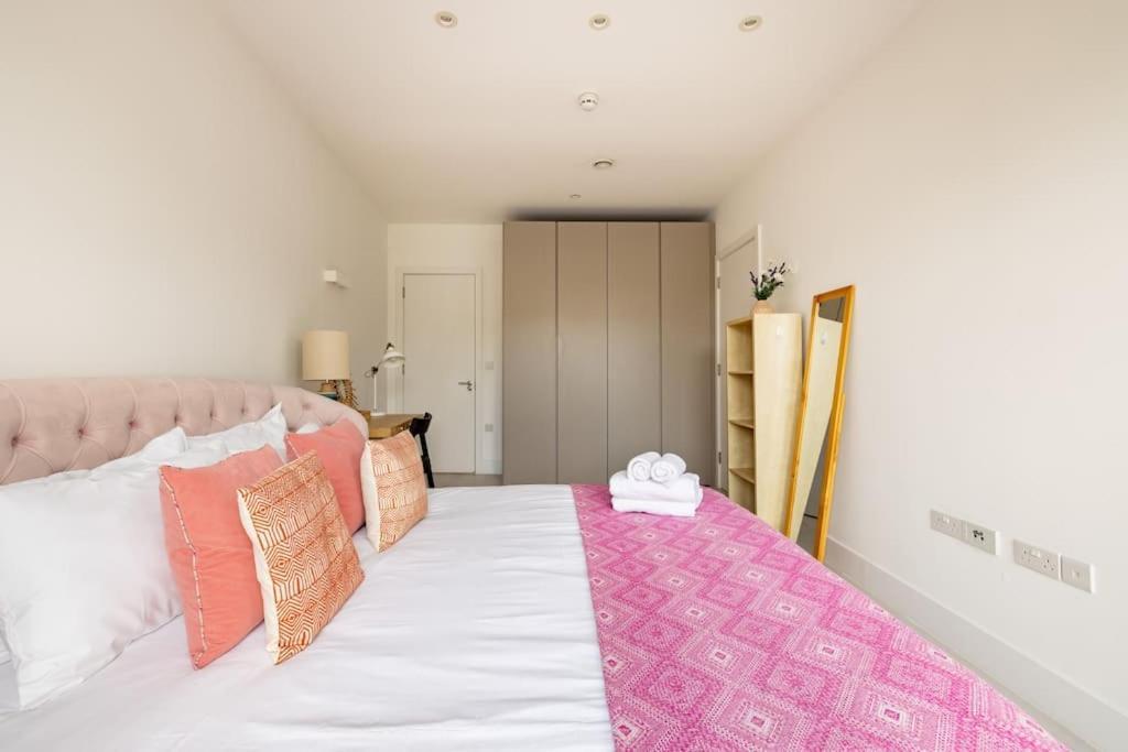 Modern 3 Bedroom Townhouse By Wild Roses * London