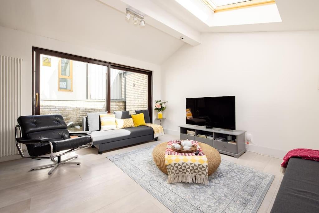 Modern 3 Bedroom Townhouse By Wild Roses *
