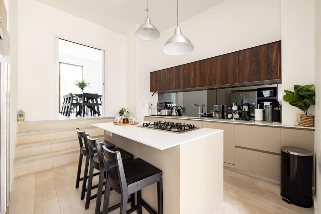 Modern 3 Bedroom Townhouse By Wild Roses Holiday home *