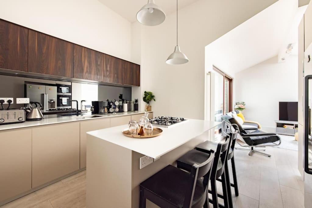 Modern 3 Bedroom Townhouse By Wild Roses London