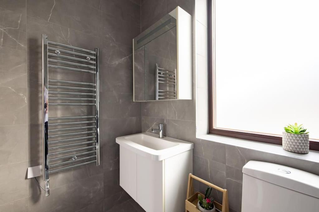 Modern 3 Bedroom Townhouse By Wild Roses *