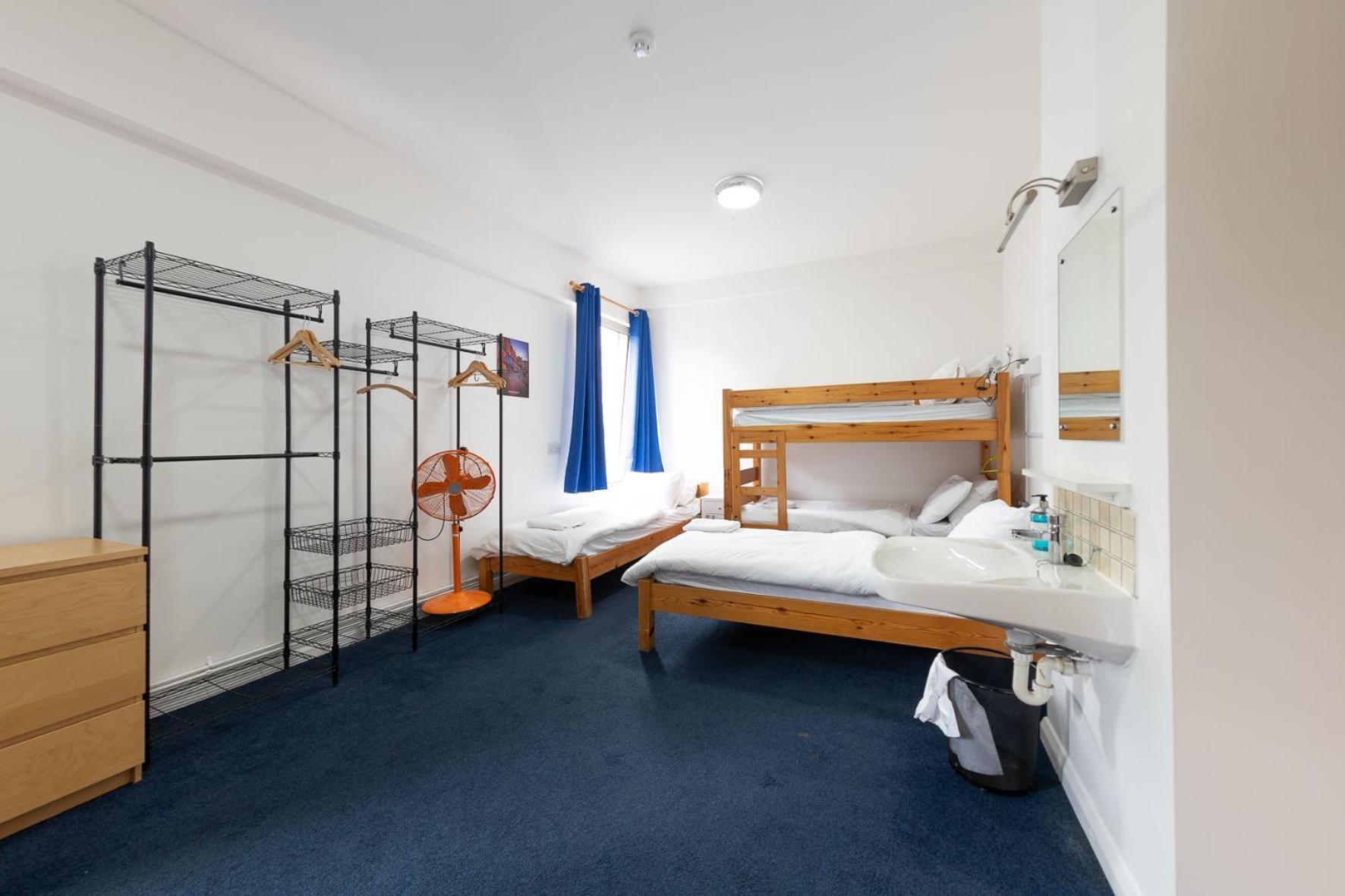 Pax Hostal *