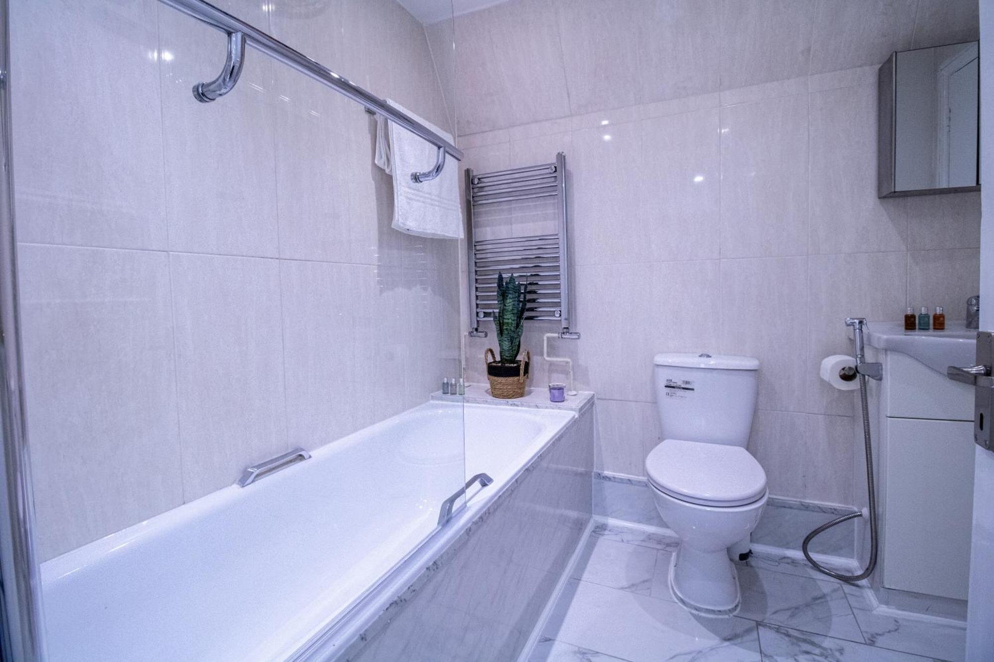 Luxurious 1-bedroom Penthouse On Oxford Street 11g Apartment