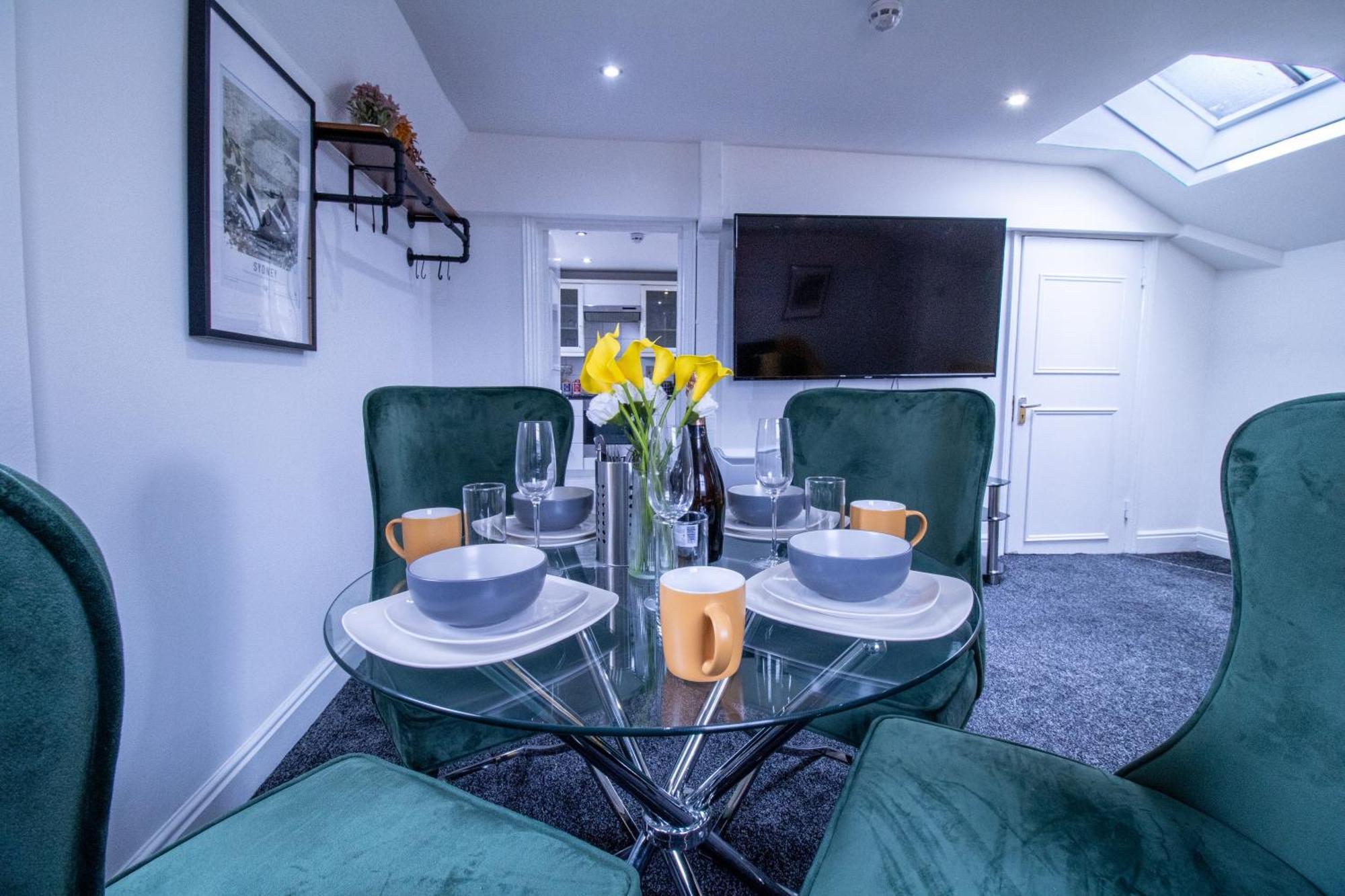 Luxurious 1-bedroom Penthouse On Oxford Street 11g Apartment