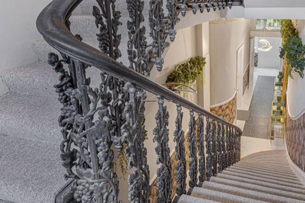 Stunning Hyde Park Home, Ground Floor Maisonette, Duplex, Near Tube Metro Stations * Londres