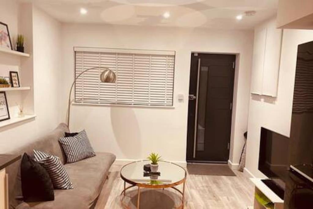 Modern 1 Bed Flat In Hackney With Parking