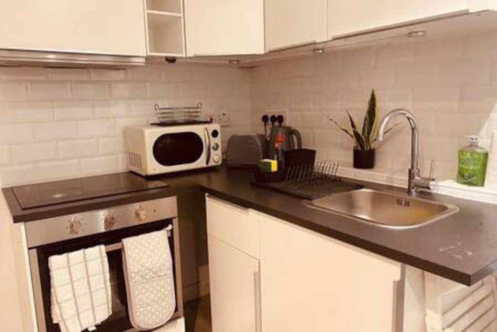 Modern 1 Bed Flat In Hackney With Parking Apartment London
