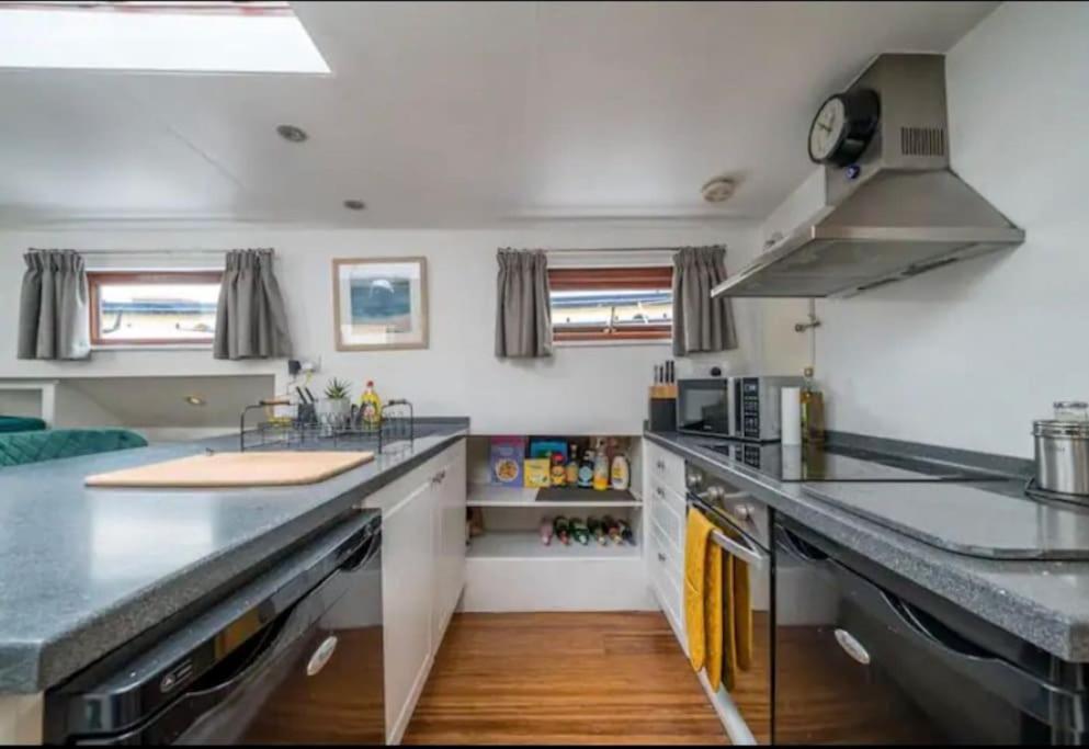 Historic Dutch Barge, Idyllic Location Botel Londen