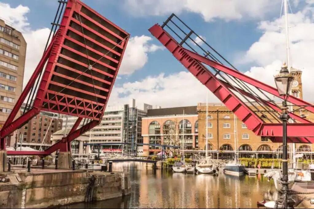 Historic Dutch Barge, Idyllic Location Londen