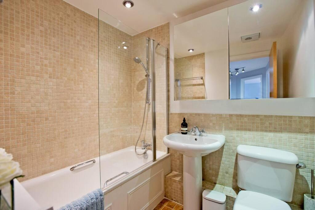 Stylish 2bed Riverside With A Balcony Londen