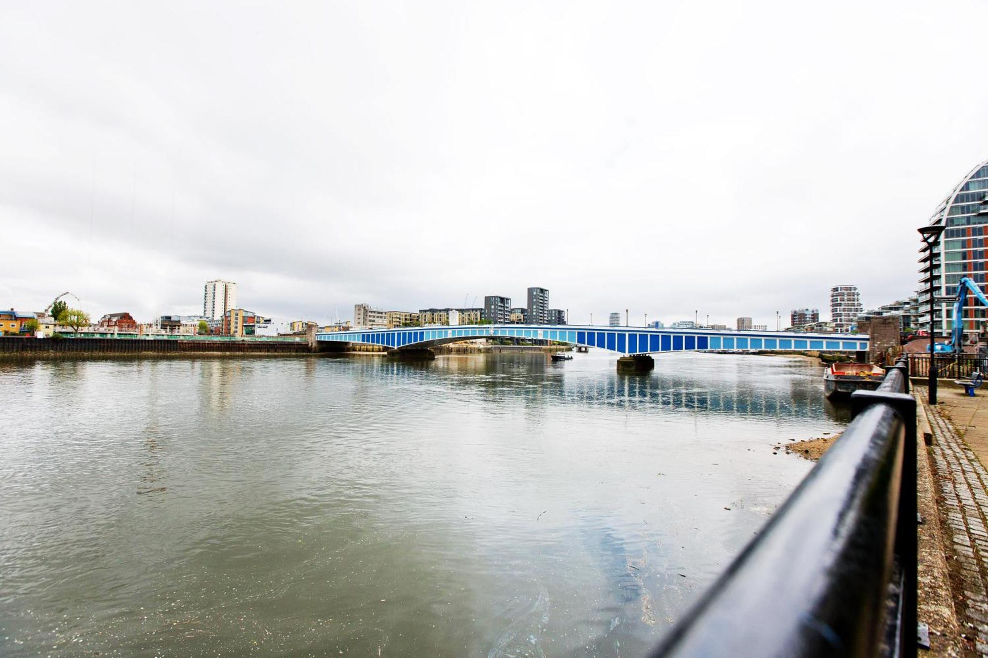Stylish 2bed Riverside With A Balcony Appartement *