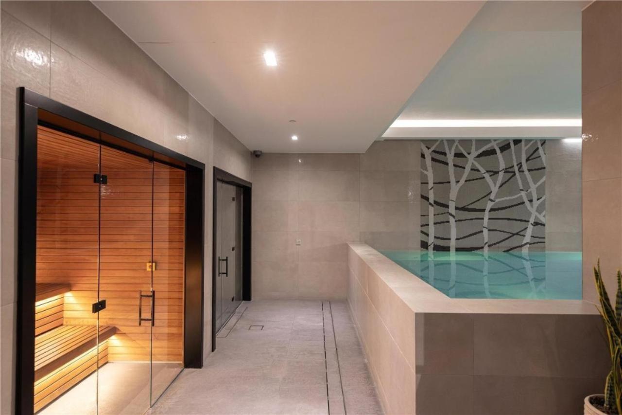 Luxury Large In Central With Balcony Apartment London