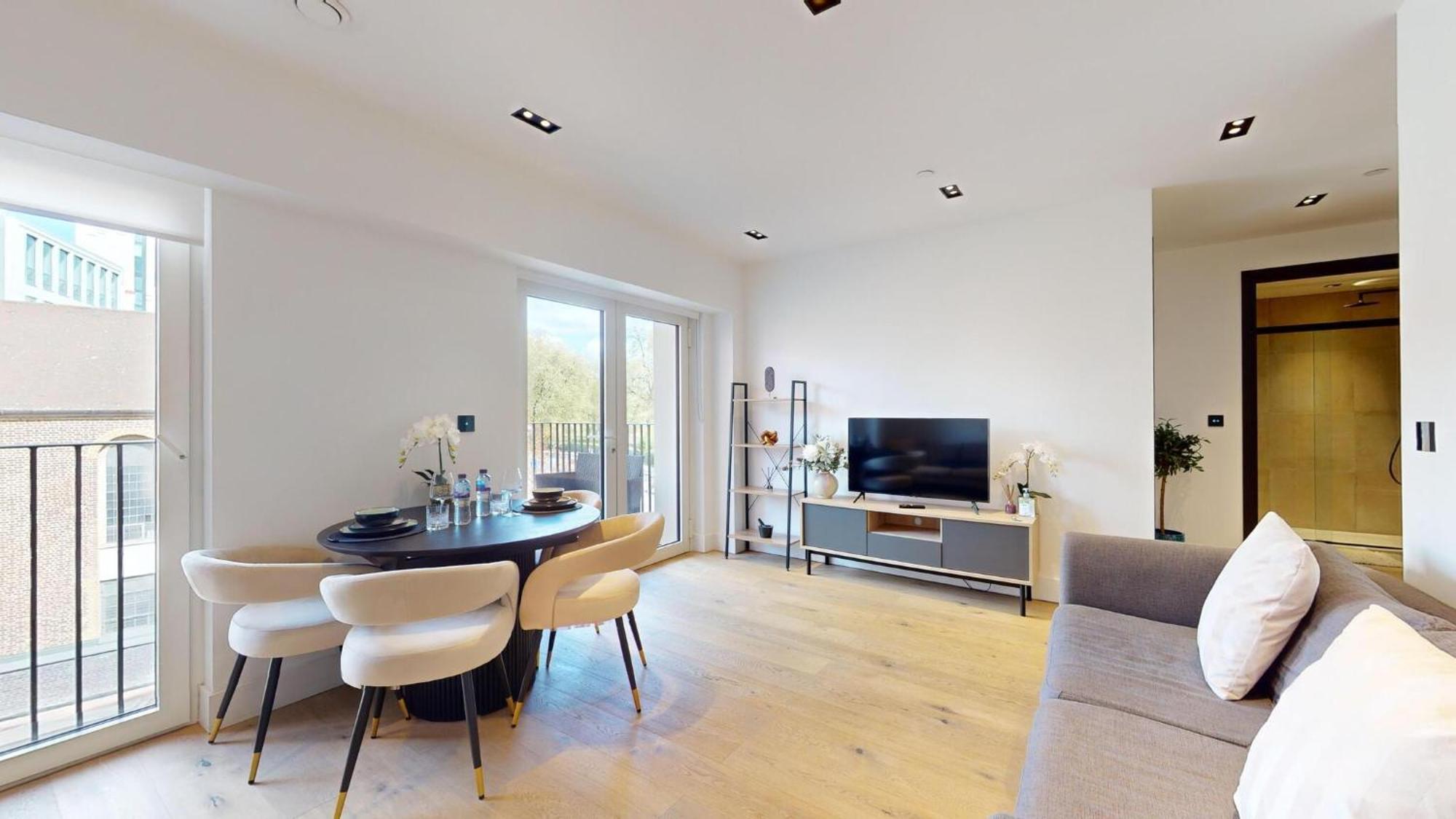 Luxury Large In Central With Balcony Apartment London