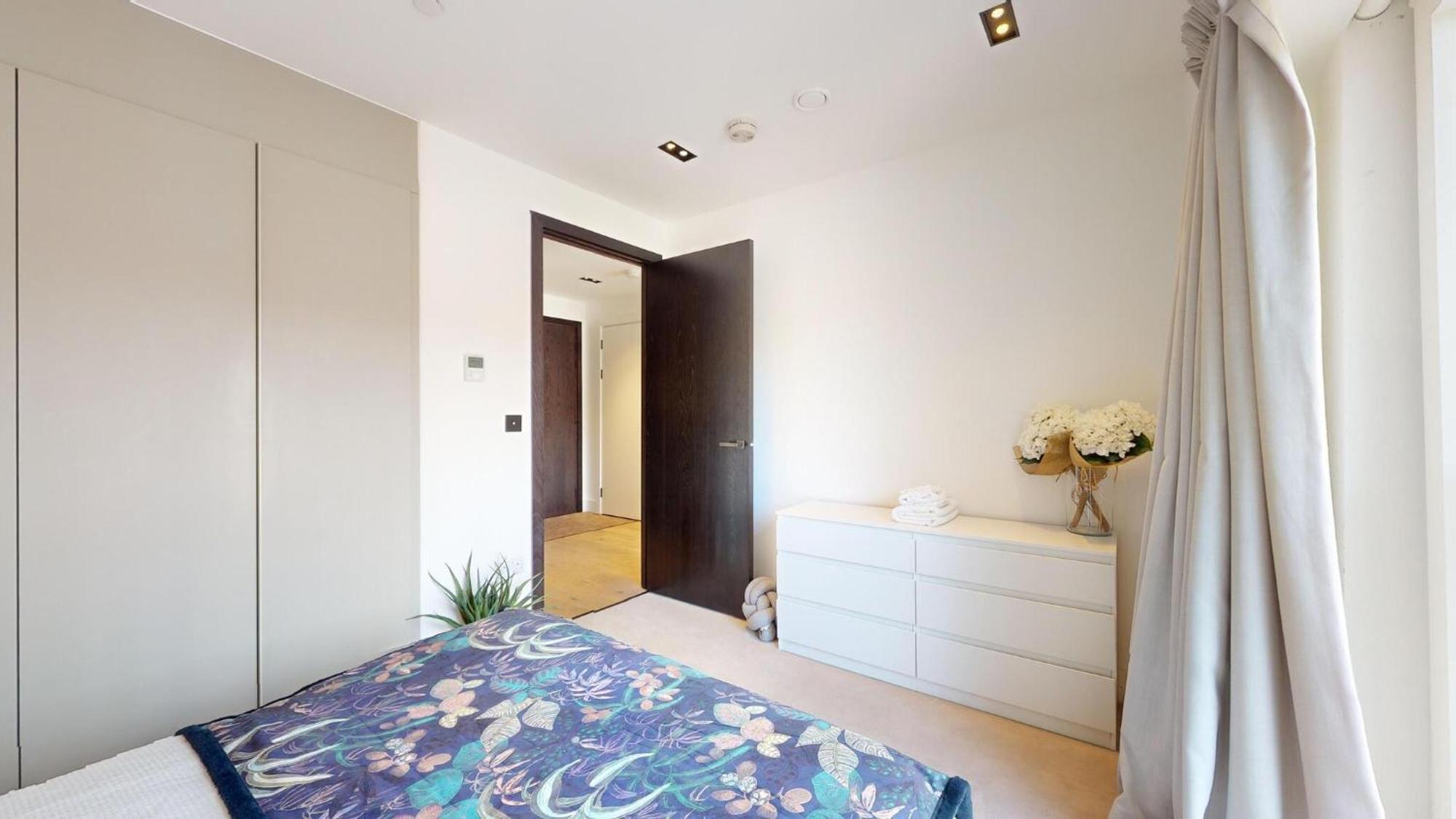 Luxury Large In Central With Balcony Apartment