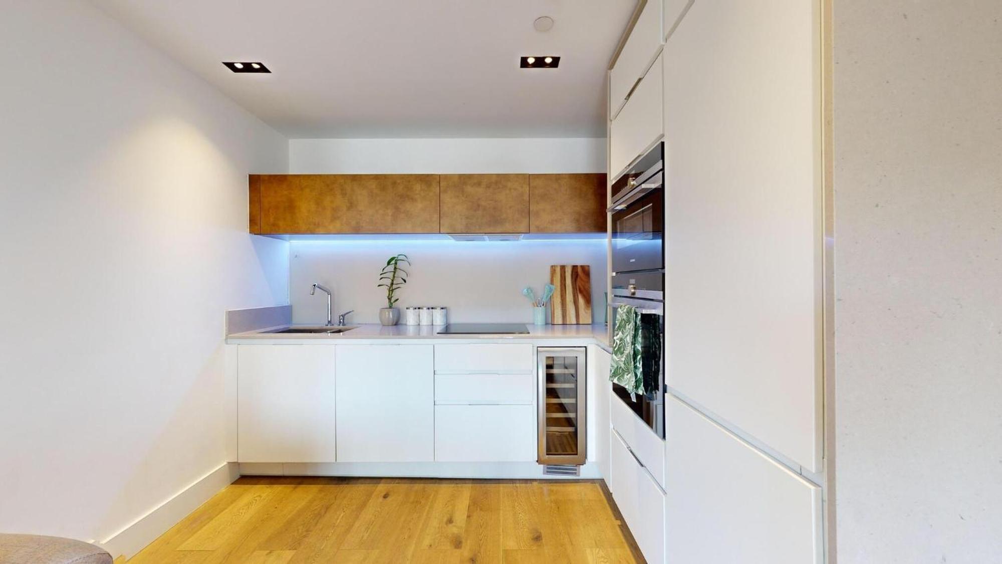 Apartment Luxury Large In Central With Balcony *