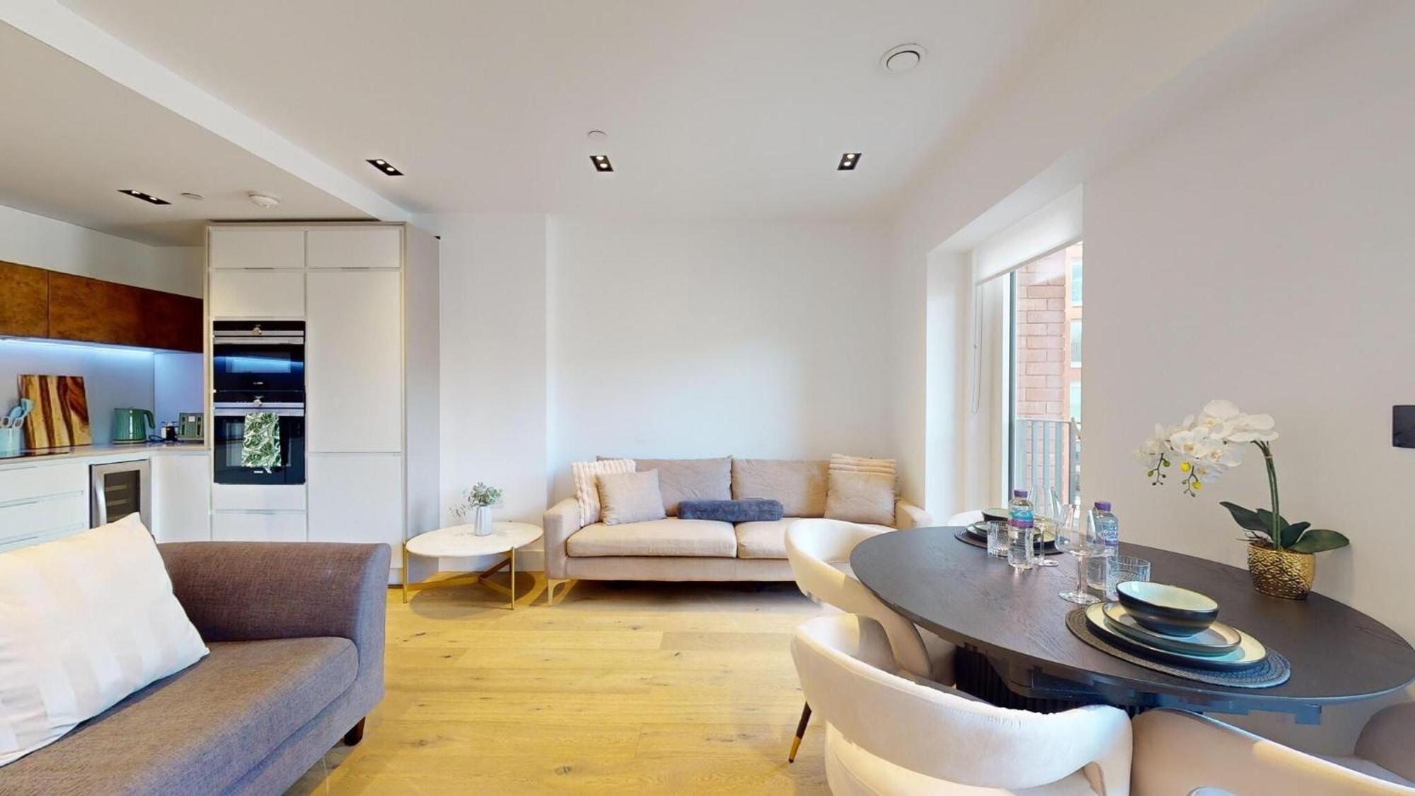 Luxury Large In Central With Balcony *