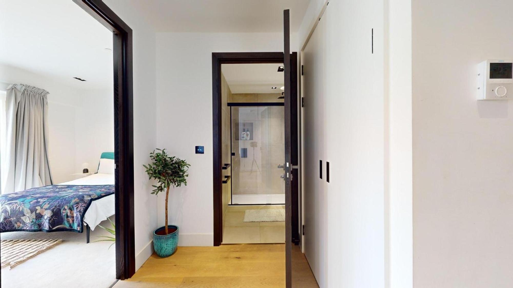 Luxury Large In Central With Balcony Apartment