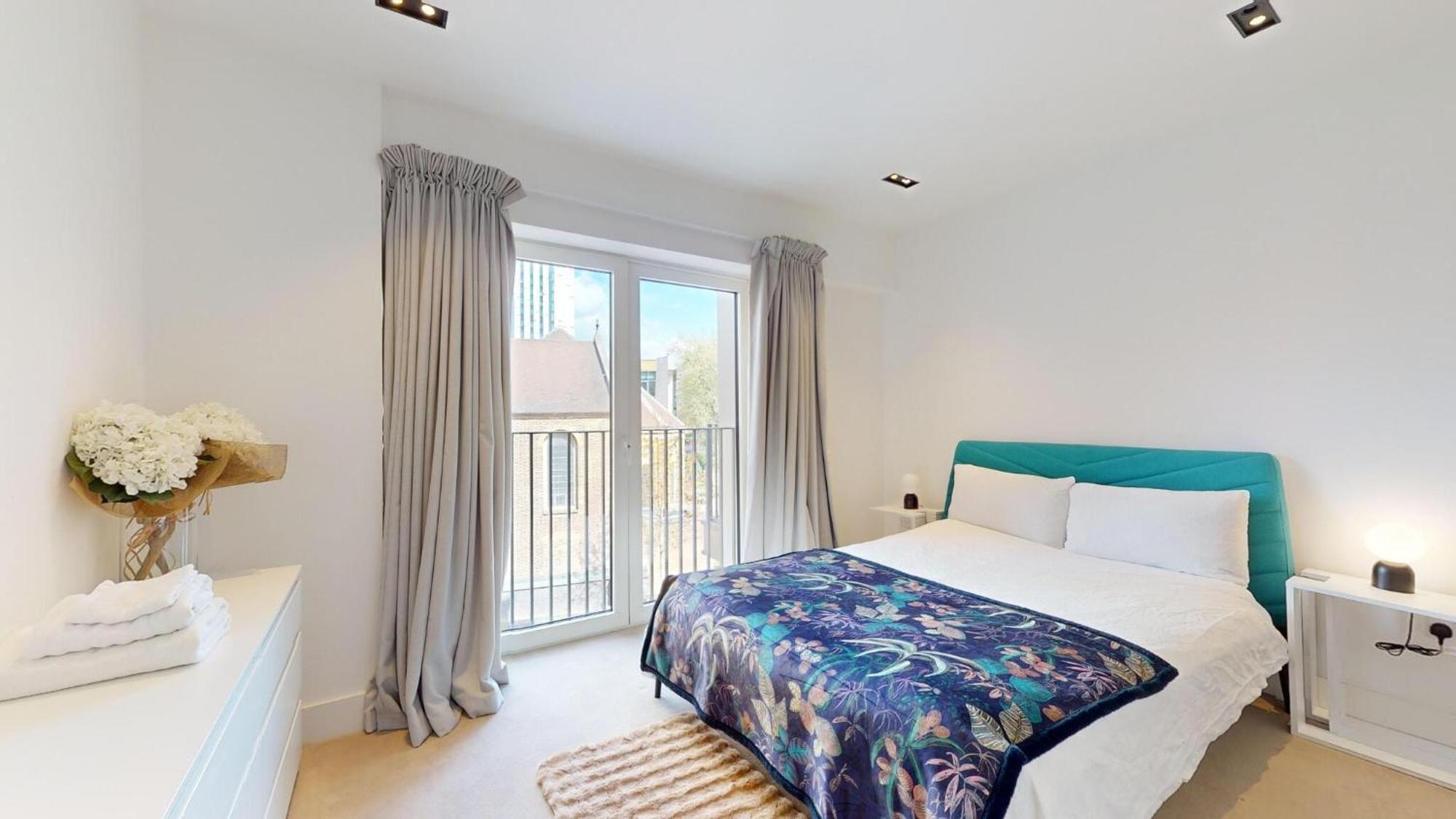 Luxury Large In Central With Balcony Apartment London