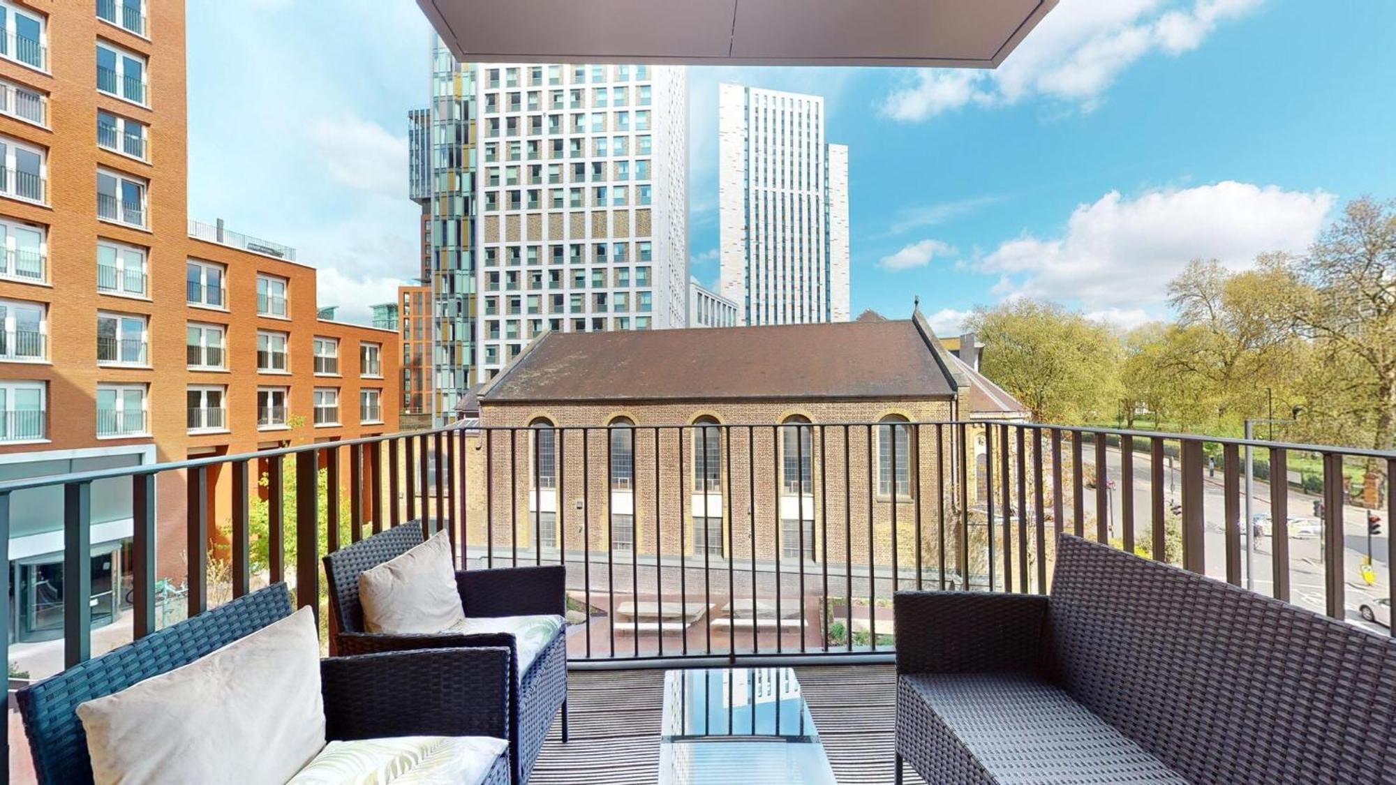 Luxury Large In Central With Balcony *