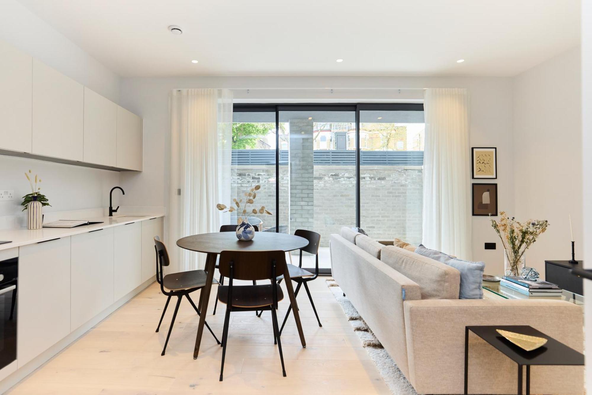 The Brondesbury Quarters - Modern 2bdr Flat With Balcony & Parking London